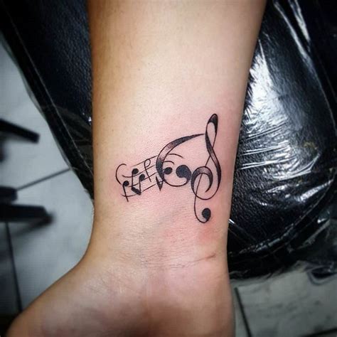 residuo Rebotar Lengua macarrónica tatuaggio chiave di violino polso ...