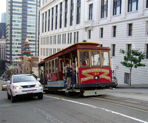 File:San Francisco Cable Car Racing Lexus up Nob Hill.jpg - Wikimedia ...