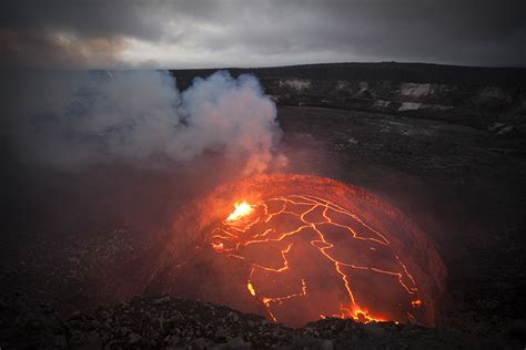 The Halema’uma’u Crater sculpture | Moe Hot Glass