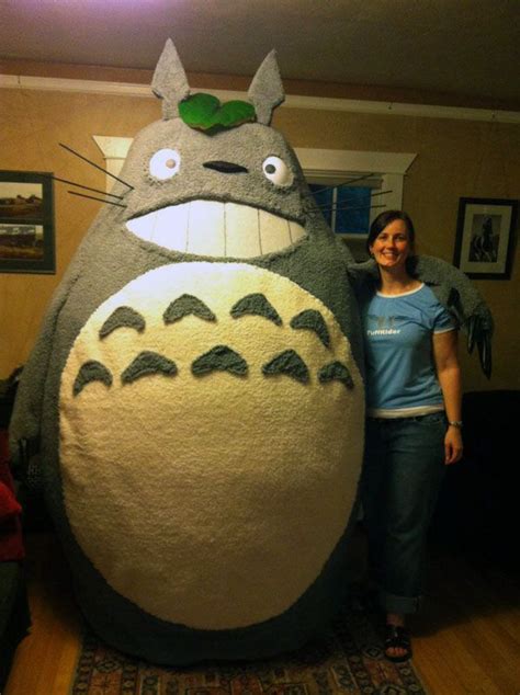 Seriously, check out this step-by-step creation of an amazing Totoro costume! It looks so silly ...