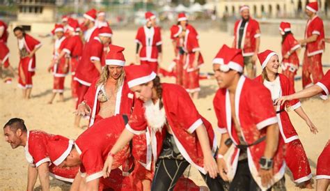 Surfing Santas Set Guinness World Record On Bondi Beach For Christmas ...