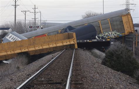 20 cars of Norfolk Southern train derail in Ohio; no hazardous materials on board, officials say ...