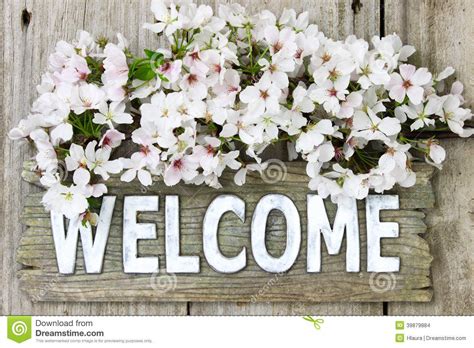 Welcome sign with spring bouquet of white flowers | Letreros, Placas