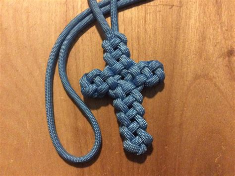 Paracord Cross (Vertical Crown Knot or Double Crown Sinnet) | Paracord cross, Diy bracelets ...