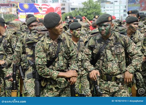 Malaysian Soldiers in Uniform and Fully Armed. Editorial Image - Image of festival, independence ...