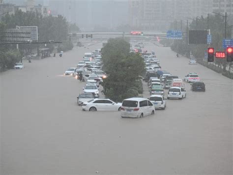 Commuters Stuck in Waist-Deep Water in Subway As Heavy Flood Hits ...