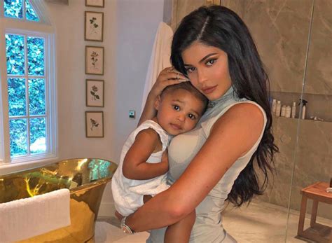 Kylie Jenner: Baby Stormi bringt eigene Modekollektion raus! - STARZIP