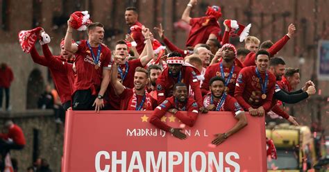 Liverpool Vs Man Utd Trophies 2020 : Liverpool Presented With The 2019/ ...