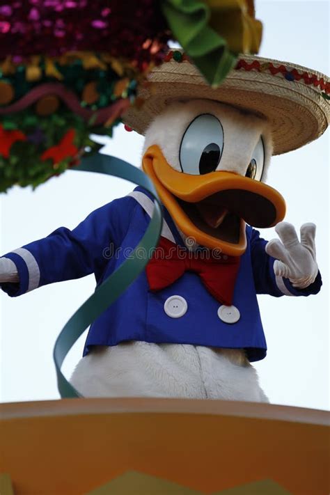 Donald Duck at Disneyland editorial photography. Image of white - 26779487