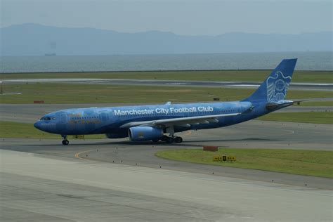 File:EY A330-200 A6-EYE.jpg - Wikipedia, the free encyclopedia