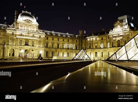 Louvre museum at night Stock Photo - Alamy