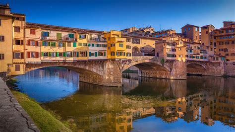 Ponte Vecchio bridge over Arno River, Florence, Tuscany, Italy | Windows 10 Spotlight Images