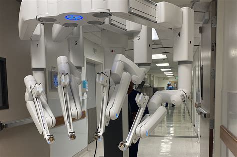 Surgical robots expand minimally invasive procedures available at USC-VHH - HSC News