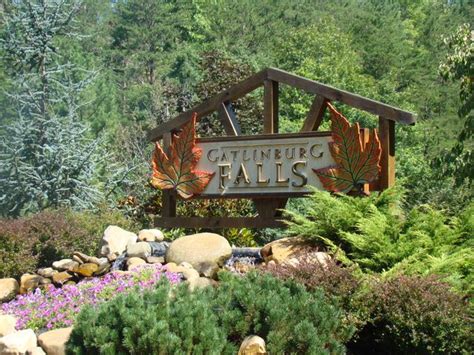 Gatlinburg Falls Resort - Log Cabin Rental Cabins in Gatlinburg TN with luxury rental cabins