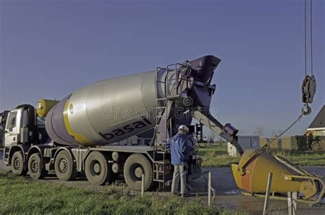 Concrete truck pouring editorial photography. Image of build - 63554472