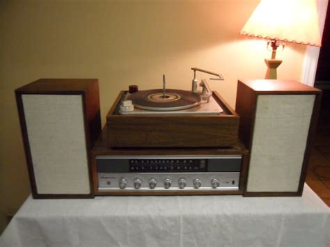 Gorgeous1970s Magnavox Stereo System Receiver /Turntable