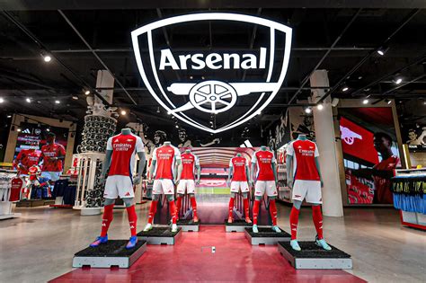 Adidas unveils stunning pink away kit for Arsenal goalkeepers - now.arsenal