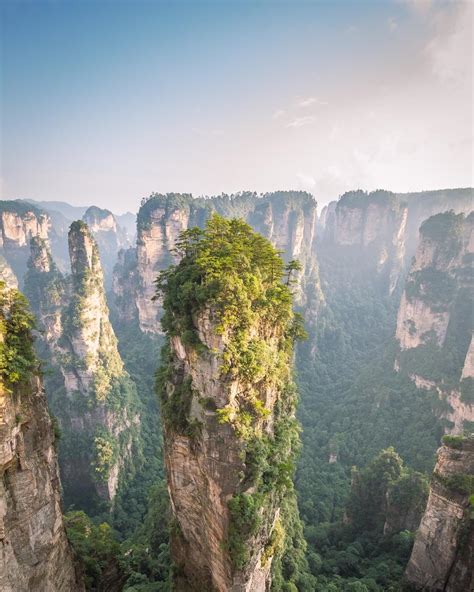 Floating Mountains in ZhangJiaJie [OC] [3392X4240] : r/EarthPorn