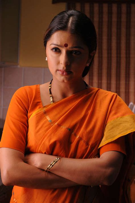 telugu cinema: Bhumika Chawla in saree pen adimai illai movie stills