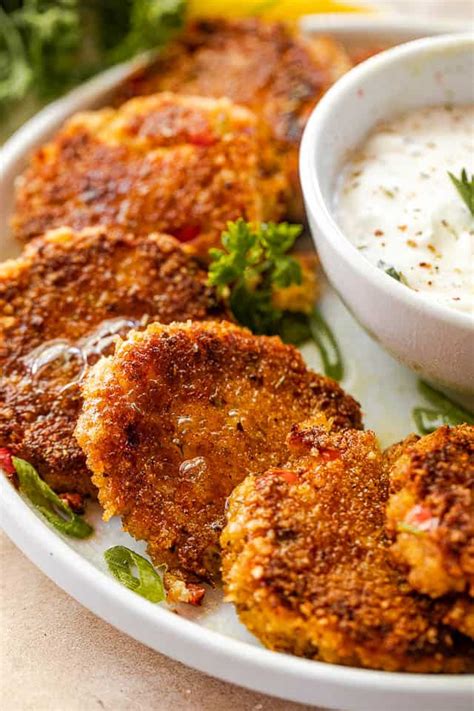 Easy Maryland-Style Crab Cakes Recipe | Diethood