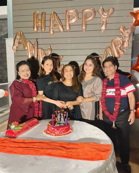 Neha Kakkar throws a bash for her parents on their wedding anniversary, see photos ...