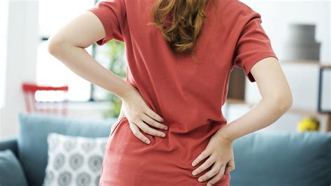 5 causes of right side back pain | HealthShots