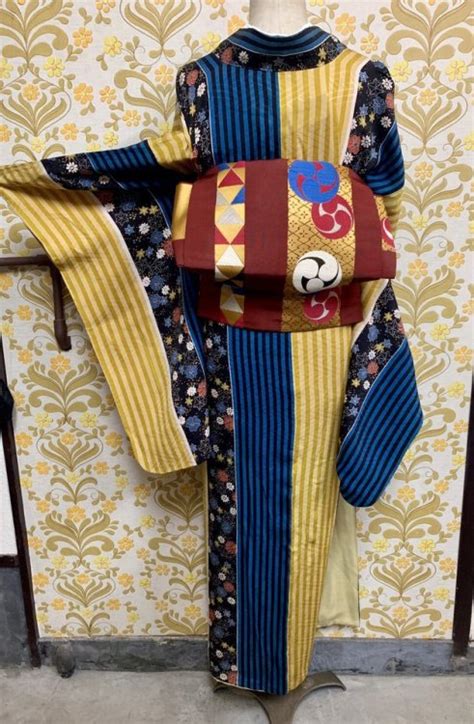 tanuki kimono : Antique outfit playing on primary colors (seen...