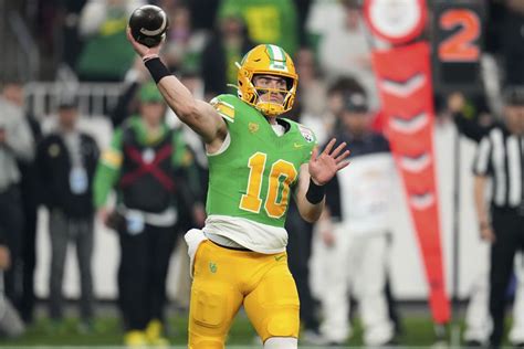 Statistically speaking: Oregon football leads FBS in passing, most prolific in program history ...