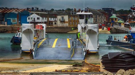 Cowes Floating Bridge: Ferry still out of service after software glitch ...