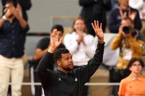 Jo-Wilfried Tsonga has "family fun day", turns tennis coach for son on court