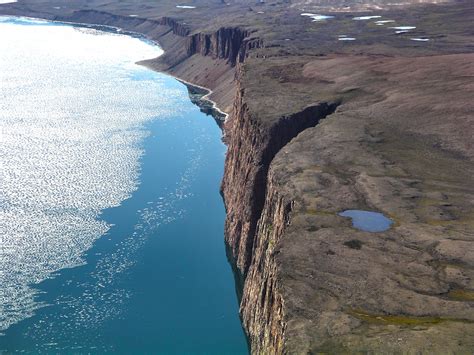 Cliffs near Arctic Bay on Baffin Island, Nunavut [2592x1944] (by Timkal ...