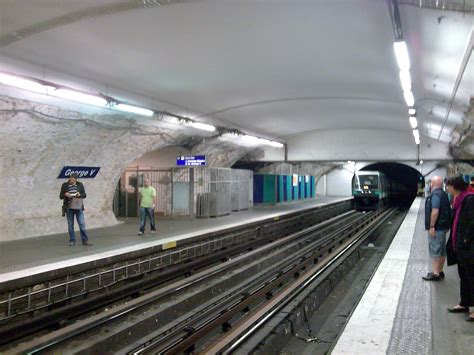 File:Metro paris station george v.jpg - Wikimedia Commons