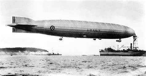 USS SHENANDOAH (ZR 1) moored to USS PATOKA (AO 9) 1931 | Airship, Us ...