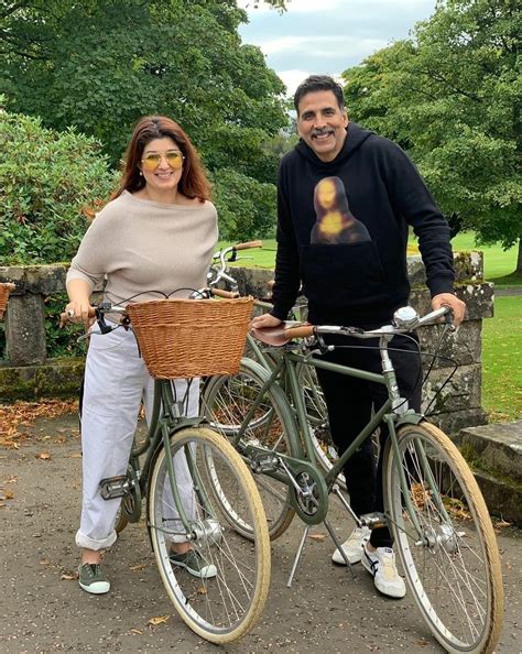 Twinkle Khanna and Akshay Kumar show their philanthropic nature - Bollywood News - IndiaGlitz.com