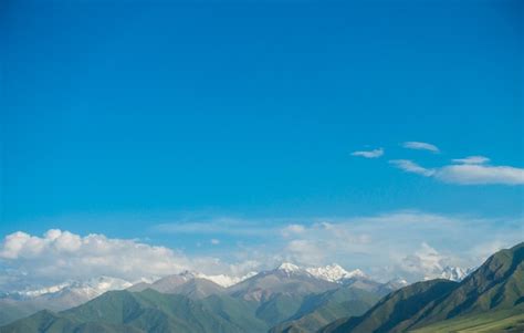 Montañas con cielo azul con fondo de nubes | Foto Premium