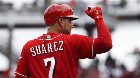 Reds third baseman Eugenio Suarez breaks right thumb | WKRC