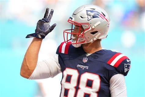 Patriots TE Mike Gesicki plays limited role ahead of NFL trade deadline ...