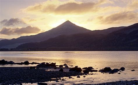 Sunrise behind Schiehallion | Foreground rocks, at the outfl… | Flickr