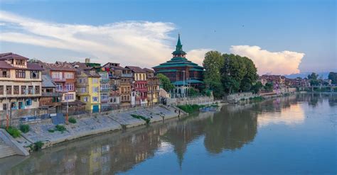 Houses Along a City Canal · Free Stock Photo