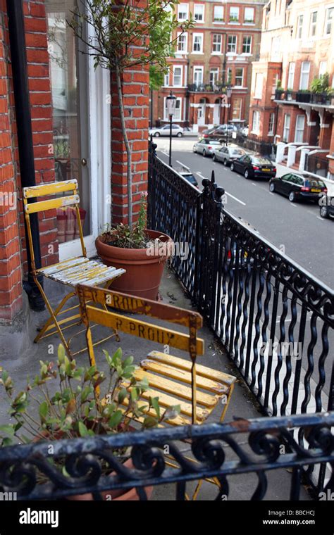 Apartment balcony london hi-res stock photography and images - Alamy