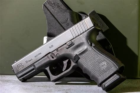 Glock 19 vs 26 – Clear Winner? [REVIEW]