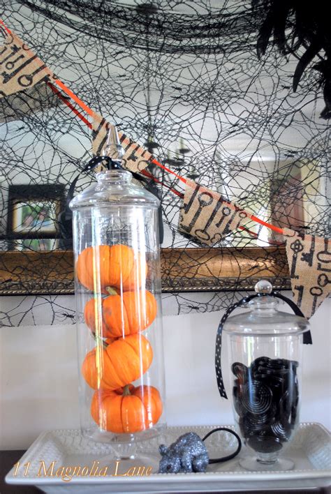 Creating a Halloween tablescape using black, white and orange | 11 Magnolia Lane