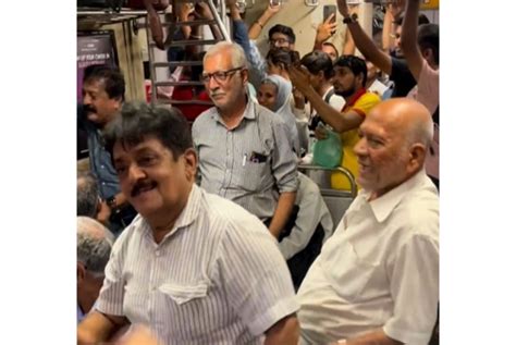 Viral Video: Men Dance & Sing On "Kaanta Laga" Song In A Mumbai Local Train