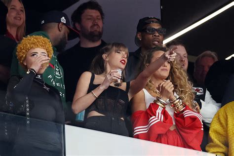 Taylor Swift Wears Travis Kelce's Jersey Number on a Diamond Necklace at Super Bowl LVIII ...