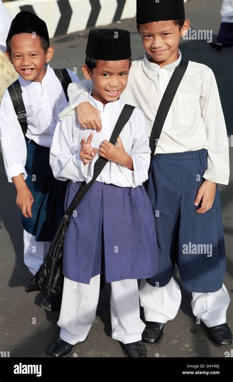 Brunei, Bandar Seri Begawan, schoolboys Stock Photo - Alamy