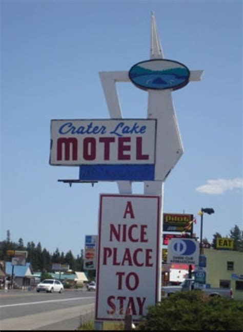 a motel sign on the side of a road