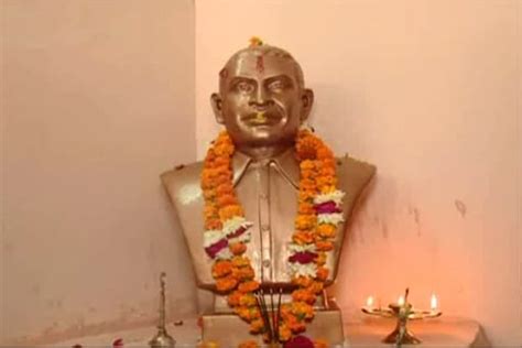 Hindu Mahasabha Install Nathuram Godse Statue in Gwalior Office, Plan ...