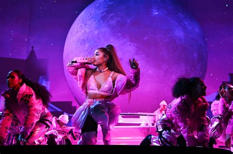 Ariana Grande endulzó a San Jose con la presentación de su gira ...