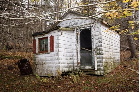 Little Abandoned House with Retro Furniture [OC] : r/pics