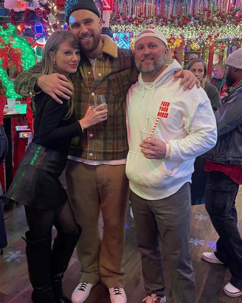 Taylor Swift and Travis Kelce get cozy at Christmas-themed bar after ...